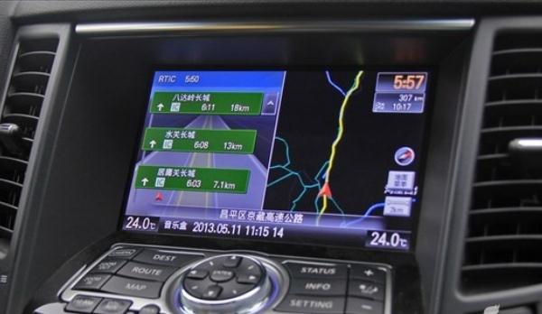 中控液晶屏分屏顯示，高端車型的配置（各取所需互不干擾）