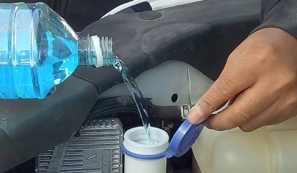 奧迪q5l什么地方加玻璃水 引擎艙左上角藍色瓶蓋