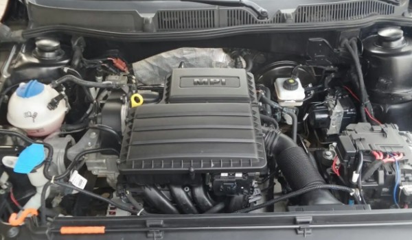 大眾朗逸在哪里加玻璃水 位于發(fā)動(dòng)機(jī)艙的左下角位置