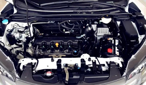 本田crv這款車玻璃水加哪里 位于發(fā)動機(jī)艙左上角的位置