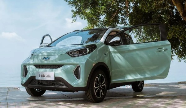 五菱宏光miniev和奇瑞小螞蟻哪個(gè)好 小螞蟻配置豐富車身長達(dá)3.2米