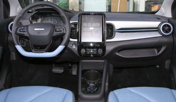 五菱宏光miniev和奇瑞小螞蟻哪個(gè)好 小螞蟻配置豐富車身長達(dá)3.2米