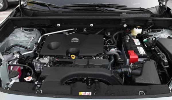 榮放在什么地方加玻璃水 發(fā)動機艙左下角黑色瓶蓋