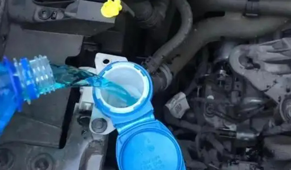 榮放在什么地方加玻璃水 發(fā)動機艙左下角黑色瓶蓋