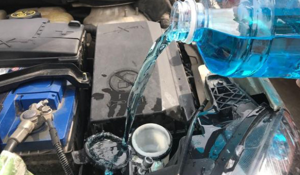 榮放在什么地方加玻璃水 發(fā)動機艙左下角黑色瓶蓋