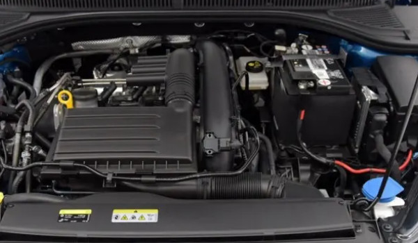 大眾速騰玻璃水在哪個位置 發(fā)動機艙右下角藍色瓶蓋