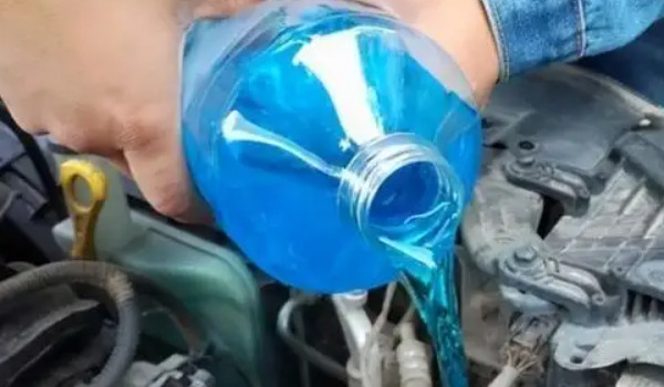 大眾速騰玻璃水在哪個位置 發(fā)動機艙右下角藍色瓶蓋