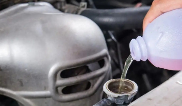 大眾途昂在哪里加防凍液 發(fā)動機(jī)艙的左上角的位置