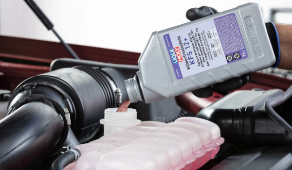 大眾途昂在哪里加防凍液 發(fā)動機(jī)艙的左上角的位置