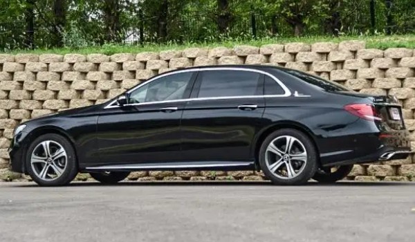 奔馳e級(jí)油耗多少錢(qián)一公里 油耗一公里8毛錢(qián)