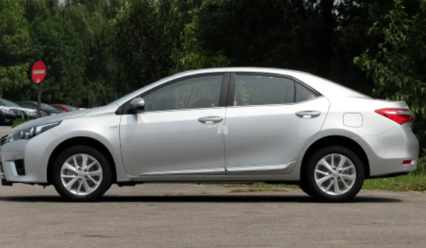 豐田卡羅拉雙擎油電混合多少錢(qián) 卡羅拉混動(dòng)售價(jià)12萬(wàn)(分期首付4萬(wàn))