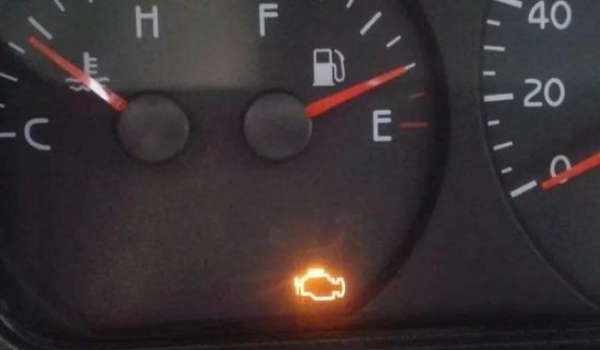 發(fā)動機(jī)故障燈亮黃燈是什么原因引起的 具體原因分三種（傳感器/保養(yǎng)/油質(zhì)）