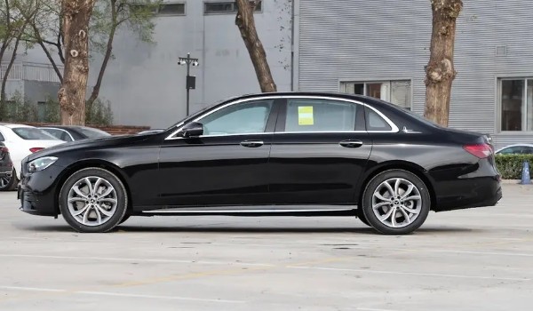 奔馳C class是什么車(chē)型 奔馳的c級(jí)轎車(chē)(class代表級(jí)別)