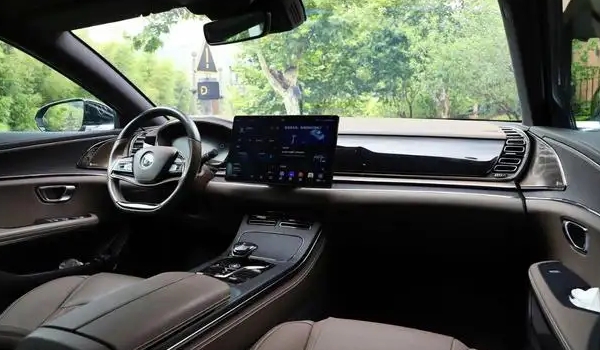 比亞迪漢和比亞迪e9哪個(gè)好，比亞迪漢配置更豪華（同價(jià)位下）