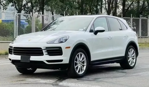 保時捷卡宴混動好還是油的好，追求動力當(dāng)然是油的刺激