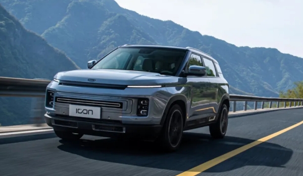 吉利icon怎么樣?三缸動(dòng)力充足油耗節(jié)?。ǔ藘?chǔ)空間夠用）