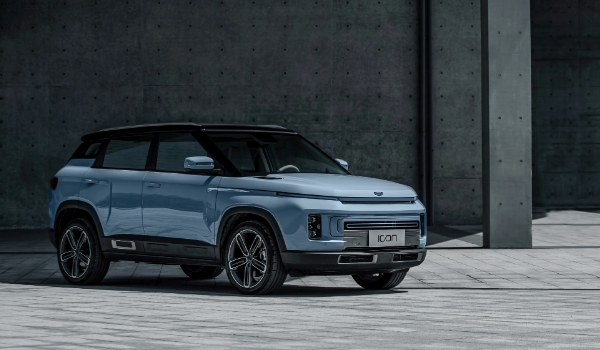 吉利icon怎么樣?三缸動(dòng)力充足油耗節(jié)?。ǔ藘?chǔ)空間夠用）