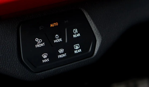 REAR汽車按鍵是什么意思 后排擋風玻璃除霧功能按鍵
