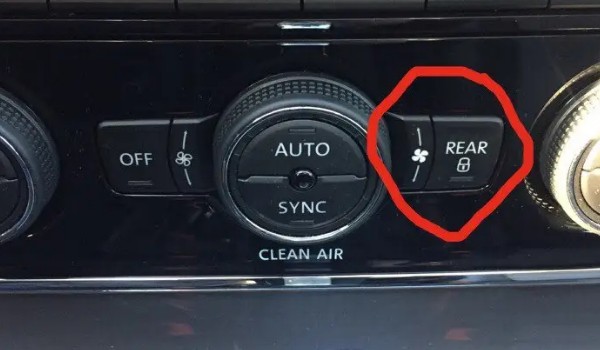 REAR汽車按鍵是什么意思 后排擋風玻璃除霧功能按鍵