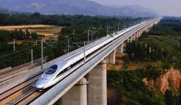 動車和高鐵有什么區(qū)別，有四個明顯的區(qū)別（車次/速度/鐵軌/行駛要求）