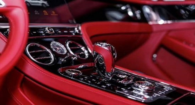 賓利歐陸底盤升降按鈕咋用，賓利歐陸GT奢華木質(zhì)內(nèi)飾誘惑大