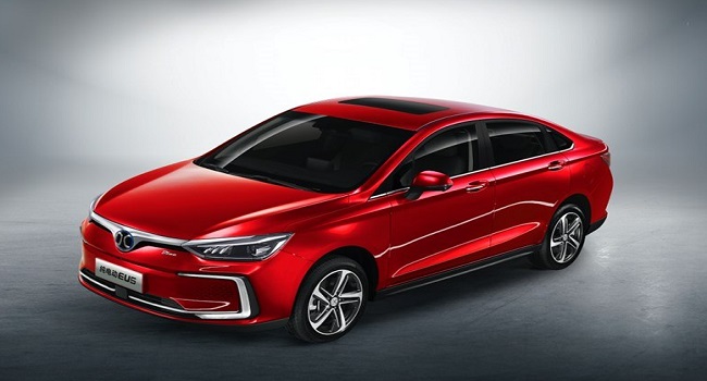 北汽eu5續(xù)航多少公里，續(xù)航強(qiáng)充電也方便