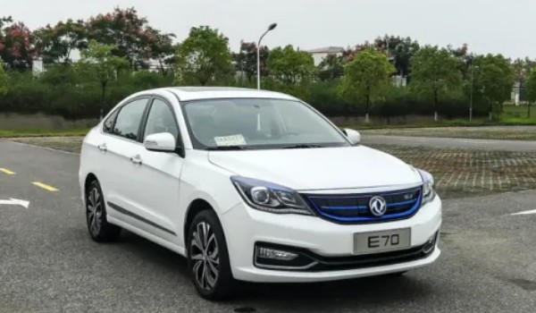 東風(fēng)e70電動(dòng)汽車(chē)報(bào)價(jià) 新車(chē)售價(jià)13萬(wàn)元一輛(分期首付4萬(wàn))