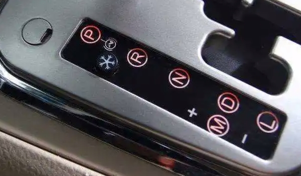 自動擋車檔位介紹 D行車/N臨時停車/P停車/R倒車擋/運動檔