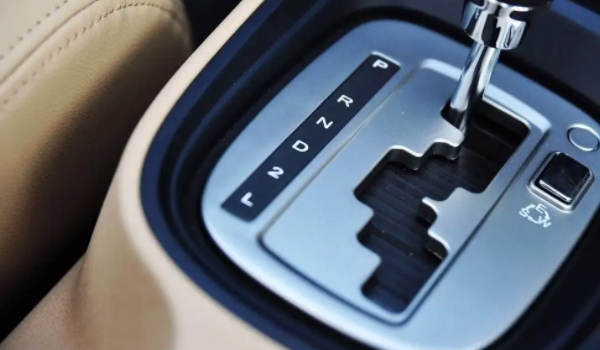 自動擋車檔位介紹 D行車/N臨時停車/P停車/R倒車擋/運動檔