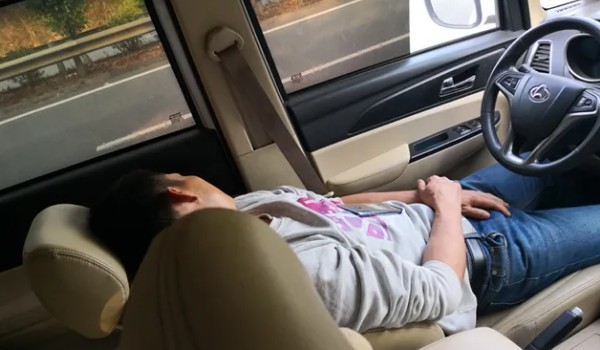 車(chē)?yán)镩_(kāi)空調(diào)睡覺(jué)一夜多少油 一夜消耗12L油(一夜消耗100多元)