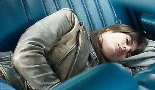 車(chē)?yán)镩_(kāi)空調(diào)睡覺(jué)一夜多少油 一夜消耗12L油(一夜消耗100多元)