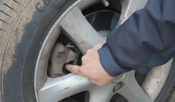 4個剎車片一般多少錢，根據(jù)車型和剎車片材料定價（一般一到三百之間）