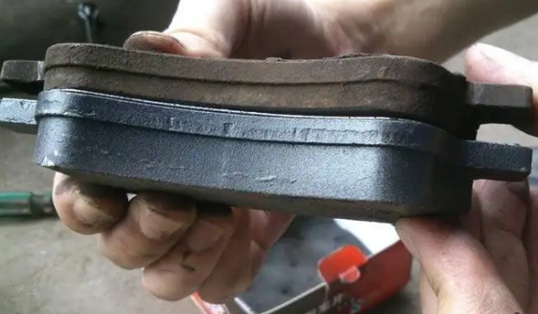 4個剎車片一般多少錢，根據(jù)車型和剎車片材料定價（一般一到三百之間）