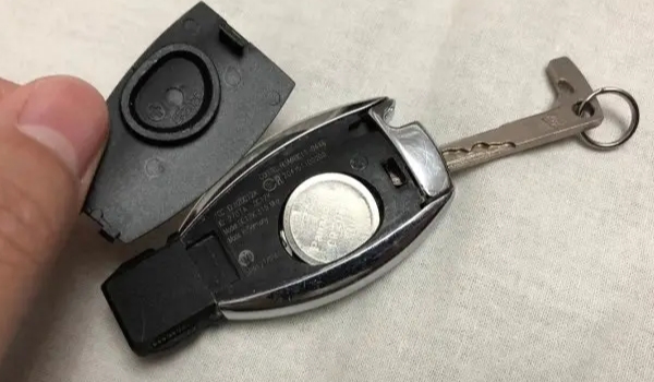奔馳鑰匙電池怎么換，大部分鑰匙的電池型號是cr02253v（內(nèi)附更換步驟）