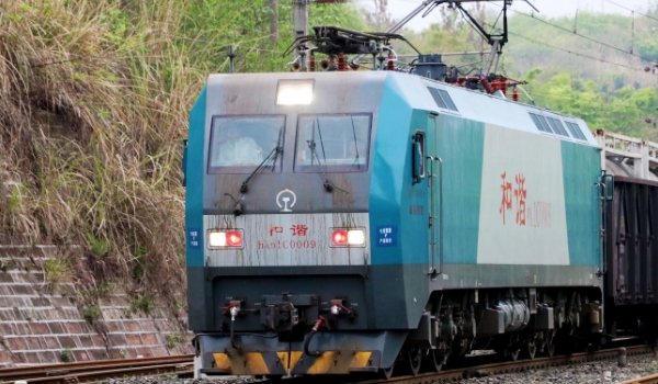 電力機車自身帶不帶能源，屬于非自帶能源機車