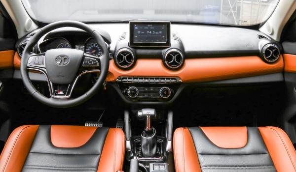 北汽紳寶X35怎么樣 車身長達(dá)4.3米(配置功能十分全面)