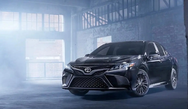 凱美瑞2.0豪華版落地價2022，全款落地最低報價20萬（分期落地首付7.9萬）