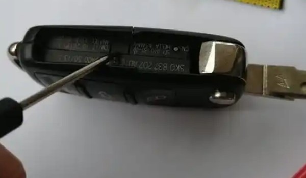 大眾車(chē)鑰匙換電池圖解 僅需四個(gè)操作步驟(電池每三年更換一次)