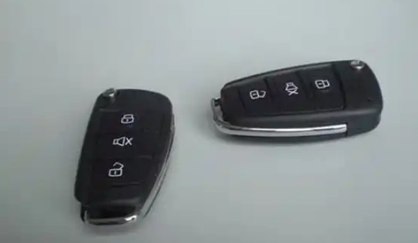 大眾車(chē)鑰匙換電池圖解 僅需四個(gè)操作步驟(電池每三年更換一次)