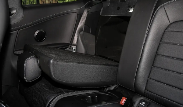 奔馳c級內(nèi)飾圖片，極具科技感和質(zhì)感