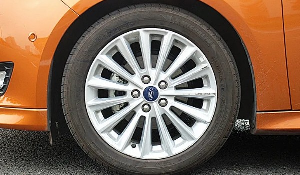 福特?？怂馆喬バ吞栆?guī)格 輪胎型號235/40 r18(固特異輪胎)