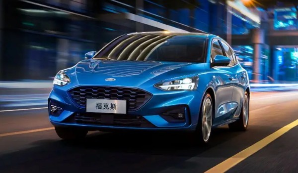 福特?？怂故鞘裁醇墑e的車 定位a級轎車(車身長達4404mm)