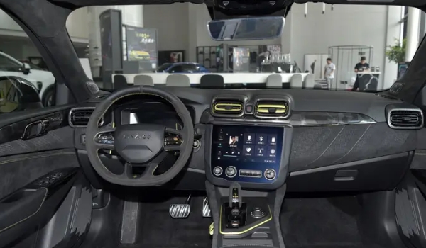 領克03+配置參數公布，標配2.0T+8AT動力（采用4門5座三廂車結構）