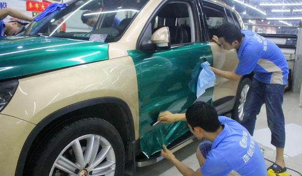 汽車貼膜多少錢，價格最低幾百元左右（不過材料劣質(zhì)）