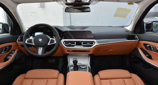 寶馬三系325i曜夜版落地價(jià)多少，整體平順性不錯(cuò)