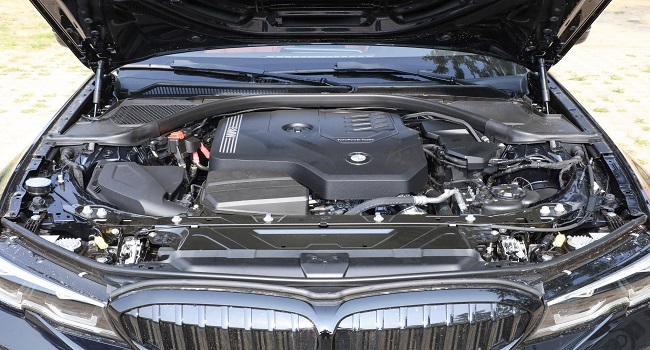 寶馬三系325i曜夜版落地價(jià)多少，整體平順性不錯(cuò)