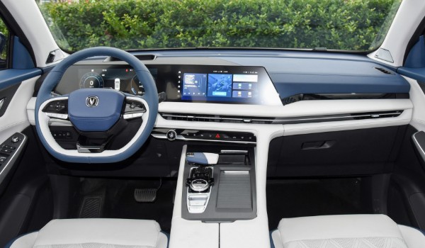 長(zhǎng)安cs75plus藍(lán)鯨版2022款參數(shù) 搭載2.0T發(fā)動(dòng)機(jī)(車(chē)身長(zhǎng)達(dá)4.7米)