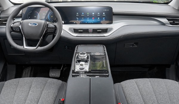 福特領(lǐng)裕真實口碑 動力性能強(qiáng)勁(車身長達(dá)4.9米)