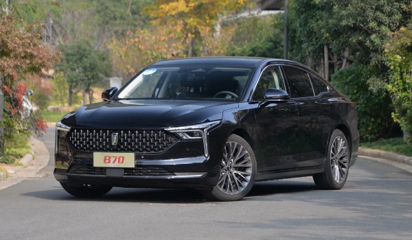 奔騰b70新款到底怎么樣 搭載2.0T發(fā)動機(jī)(車身長達(dá)4.8米)