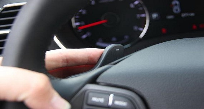 換擋撥片是干什么的，用于自動擋車型在手動模式下的手動升檔或降檔